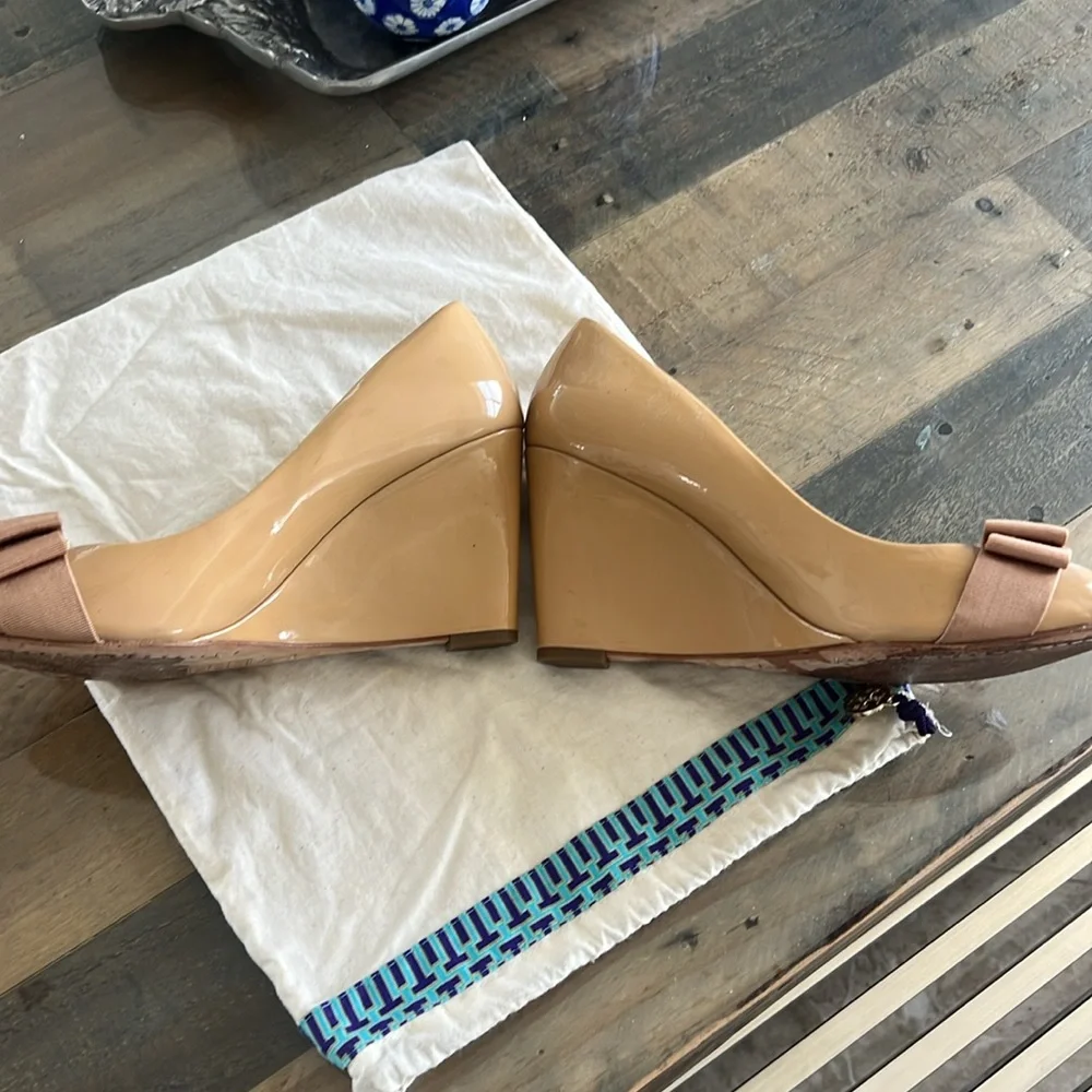 Tory Burch Trudy Beige Patent Wedge Heels - Picture 3 of 6